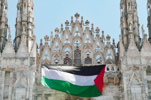Milano, sul Duomo la bandiera palestinese (ovvero: cosa si fa per un pugno di voti)